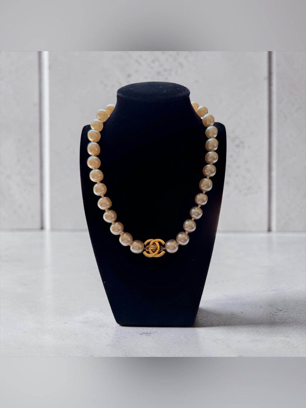 Vintage CHANEL Classic Flap Turn-Lock CC Logo Choker Faux Pearl Necklace